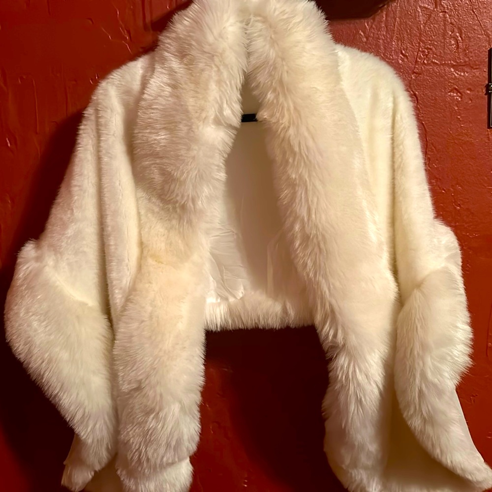Shrug White/Ivory Faux Fur Caracilia OS